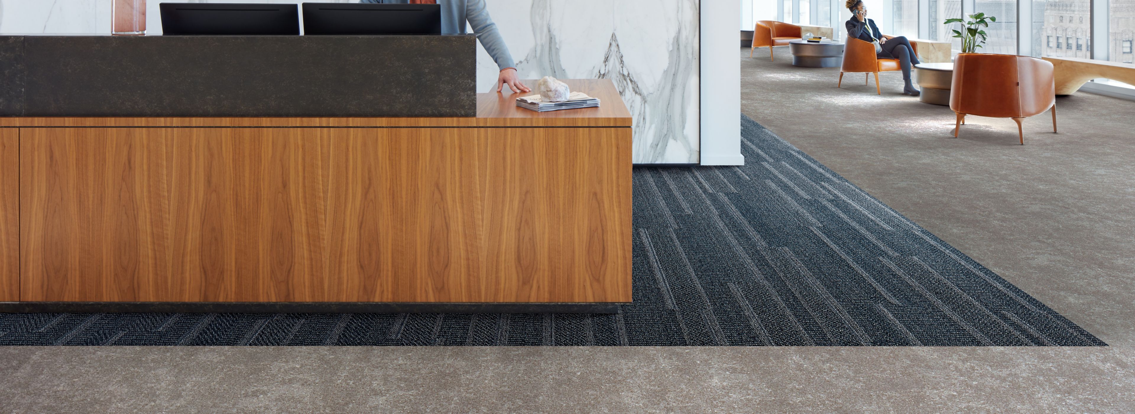 Interface Simple Sash plank carpet tile and Walk of Life LVT in a corporate lobby area with front desk  afbeeldingnummer 1